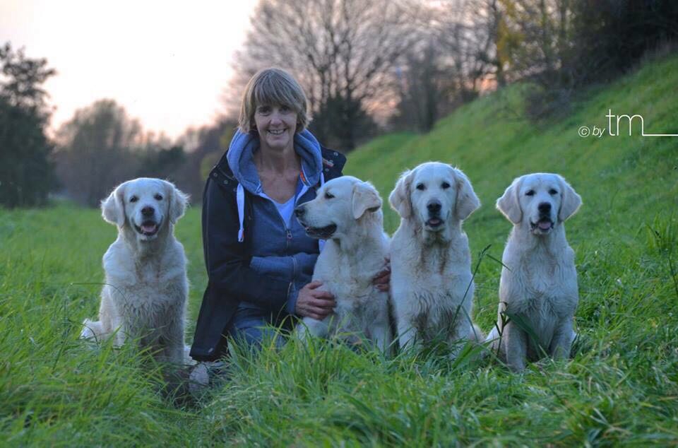Ich mit meine vier Hunden :: © Tina Mergemeier